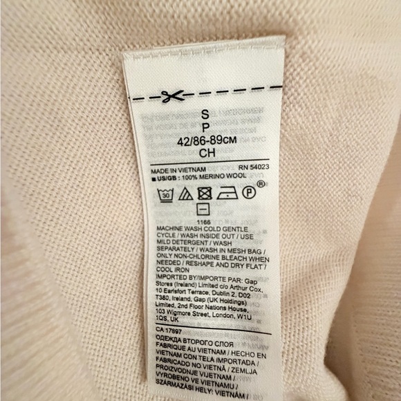 Banana Republic Women's Merino Wool Cream V-Neck Sweater - Picture 7 of 7